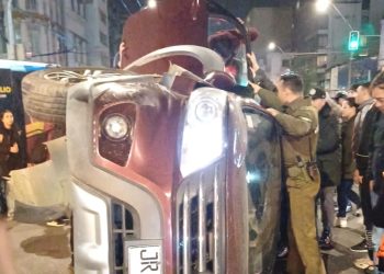 VOLCAMIENTO DE CAMIONETA TRAS COLISIÓN EN PEDRO MONTT LAS HERAS [VALPARAÍSO]