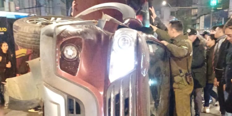 VOLCAMIENTO DE CAMIONETA TRAS COLISIÓN EN PEDRO MONTT LAS HERAS [VALPARAÍSO]