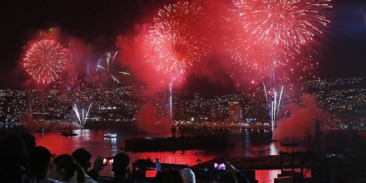 Alcaldesa de Valparaíso llama a "cuidar la ciudad" en fiesta de Año Nuevo