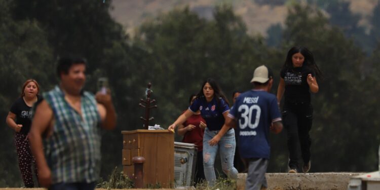 [Audio] "Nos bombardearon con lacrimógenas y balines", acusa pobladora de megatoma de San Antonio