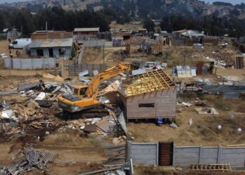 Desalojo en megatoma de San Antonio terminó con tres detenidos