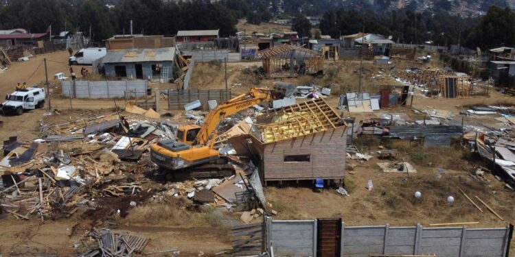 Desalojo en megatoma de San Antonio terminó con tres detenidos