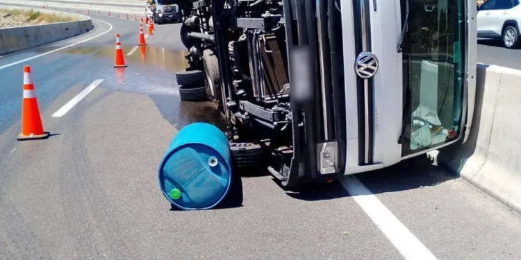 Exceso de velocidad sería la causa del volcamiento de camión en Ovalle