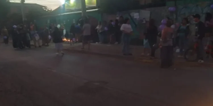 Familia y cercanos realizan velatón en memoria de joven víctima de presunto femicidio en Coquimbo