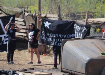 [Fotos] Con resistencia de sus habitantes comenzó el desalojo de megatoma en San Antonio