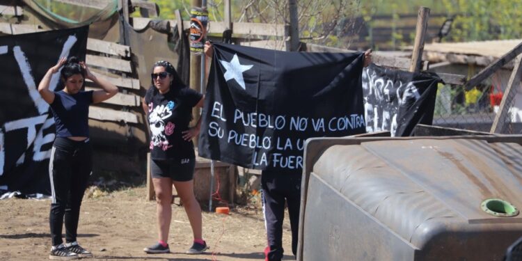 [Fotos] Con resistencia de sus habitantes comenzó el desalojo de megatoma en San Antonio