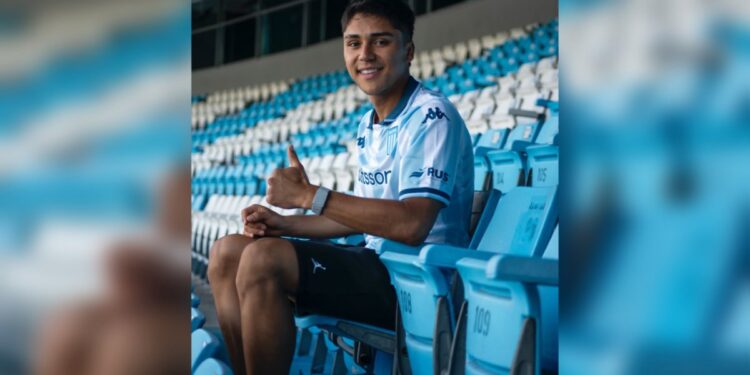 [Fotos] Damián Pizarro posó con la camiseta de Racing en el Cilindro de Avellaneda