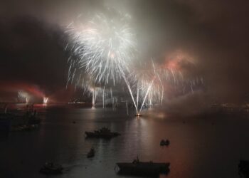 [Fotos] Valparaíso recibió el Año Nuevo con fuegos artificiales y basura en avenida Errázuriz