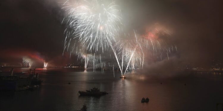 [Fotos] Valparaíso recibió el Año Nuevo con fuegos artificiales y basura en avenida Errázuriz
