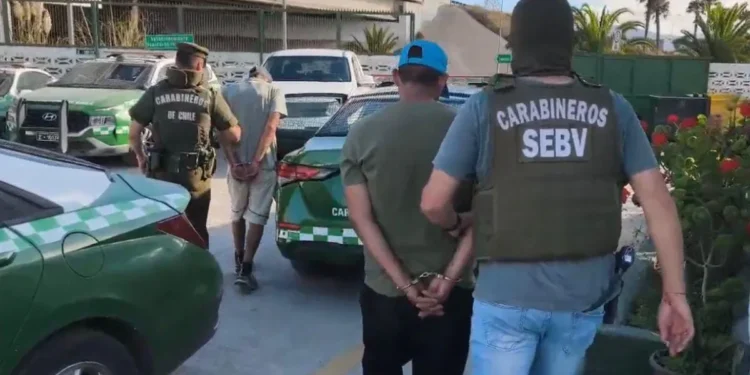 In fraganti: detienen a dos sujetos que intentaban robar especies desde un vehículo en Peñuelas