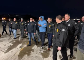 Maduro descendió del avión esposado y con su rostro cubierto tras llegar a Nueva York