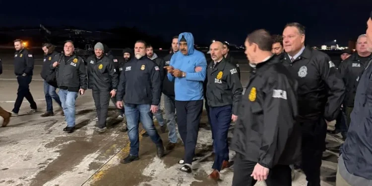 Maduro descendió del avión esposado y con su rostro cubierto tras llegar a Nueva York