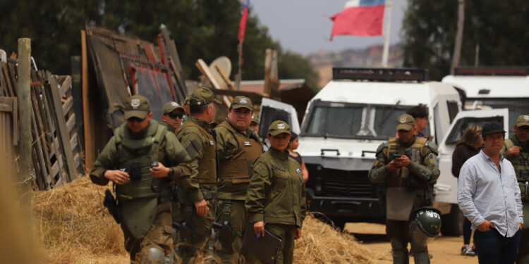 [Minuto a Minuto] Dos carabineros heridos a bala en medio de desalojo de megatoma de San Antonio