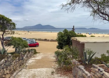 Pago de estacionamiento y kms de caminata: Las dificultades para acceder a balnearios de la región