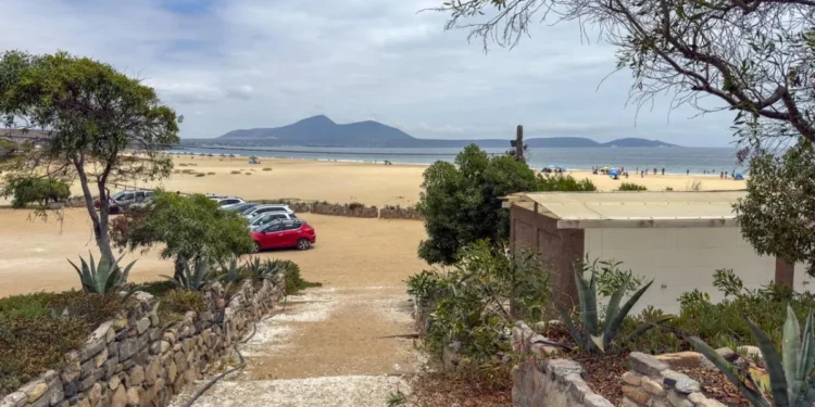 Pago de estacionamiento y kms de caminata: Las dificultades para acceder a balnearios de la región