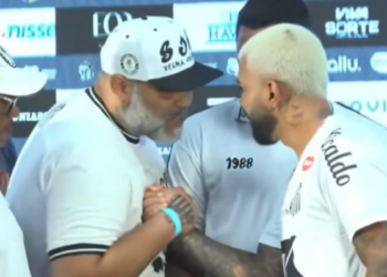 [VIDEO] Barra de Santos fue a "apretar" a Gabigol en su presentación: Estás en deuda con nosotros