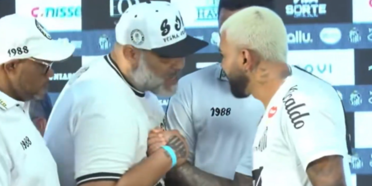 [VIDEO] Barra de Santos fue a "apretar" a Gabigol en su presentación: Estás en deuda con nosotros