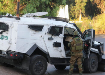 [Video] Encapuchados intentaron frenar desalojo de megatoma de San Antonio