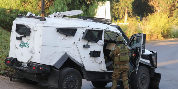 [Video] Encapuchados intentaron frenar desalojo de megatoma de San Antonio