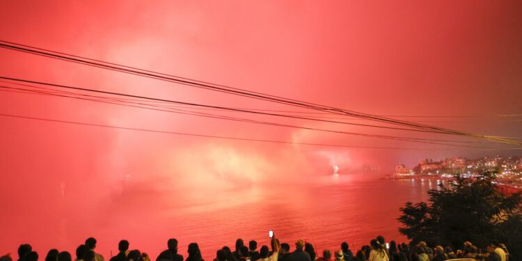 [Video] Tremenda decepción: Vaguada costera "escondió" los fuegos artificiales en Viña y Valparaíso