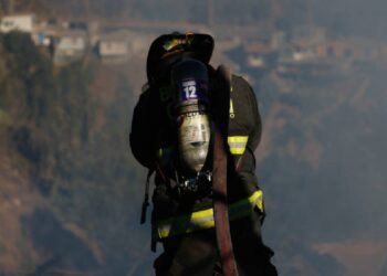 Alerta roja en Limache: Incendio forestal obliga evacuación preventiva