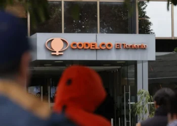 Allanan viviendas de exejecutivos y oficinas de Codelco por tragedia en El Teniente