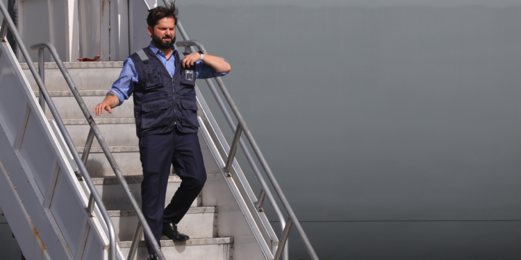 Boric fue recibido con protestas en Rapa Nui: "No lo dejaremos transitar por las calles"