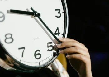 Cambio de hora 2026: esta es la fecha en que los relojes se atrasarán y comenzará el horario de invierno