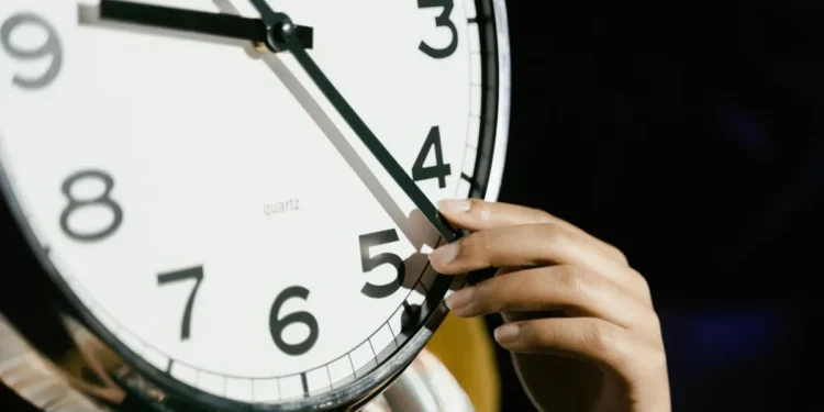 Cambio de hora 2026: esta es la fecha en que los relojes se atrasarán y comenzará el horario de invierno