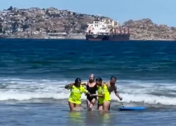 Carabineras rescatan a mujer de 70 años en riesgo de inmersión en La Serena