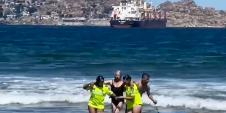 Carabineras rescatan a mujer de 70 años en riesgo de inmersión en La Serena