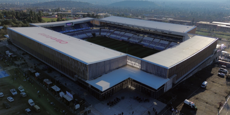 El Claro Arena de la UC pasó el corte y está entre los finalistas al premio "Edificio del Año"