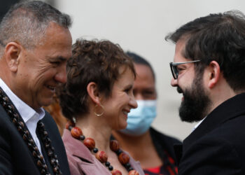 Exalcalde de Rapa Nui calificó de "hipocresía" el viaje de Presidente Boric a la isla