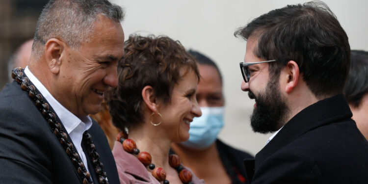 Exalcalde de Rapa Nui calificó de "hipocresía" el viaje de Presidente Boric a la isla