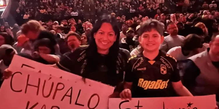 Familia coquimbana se vuelve viral en evento de la WWE con cartel que dio la vuelta al mundo