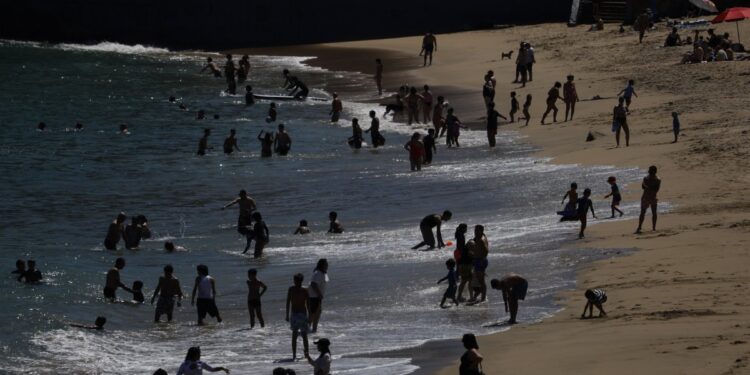 Fragata portuguesa en la región de Valparaíso: sólo una playa sigue cerrada