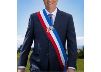 ¿Se puede usar el escudo en la banda presidencial? Denuncian a Kast ante Contraloría por fotografía oficial