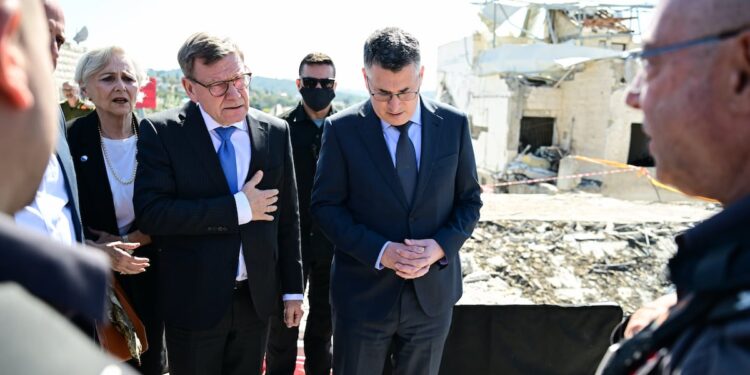 Última hora del ataque de EE UU e Israel contra Irán, en directo | EE UU ha destruido 16 barcos con minas en Ormuz y Trump amenaza a Irán con ataques “a un nivel nunca visto” | Internacional