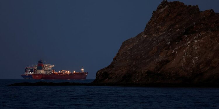 Última hora del ataque de EE UU e Israel contra Irán, en directo | Un barco carguero, alcanzado por un proyectil en el estrecho de Ormuz | Internacional