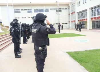 34 celulares, 198 armas blancas y litros de alcohol: allanamiento en cárcel de Huachalalume