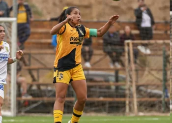 Adriana Moreno lidera el estreno ganador del elenco aurinegro