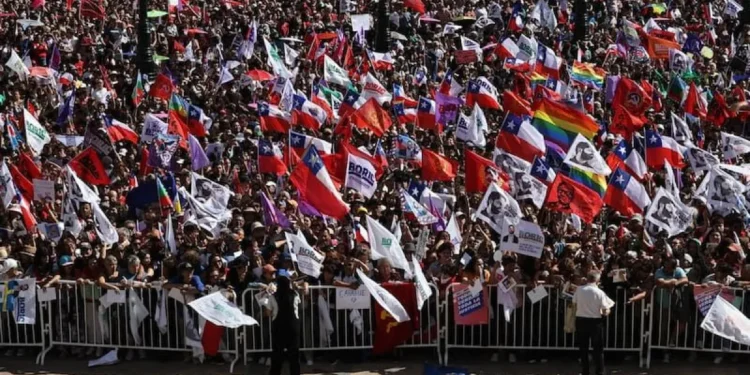 Boric despide 4 años de mandato: multitud llega a la moneda en su último fin de semana como presidente