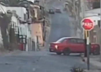 Conductor bajo la influencia del alcohol choca contra muro de viviendas en Coquimbo