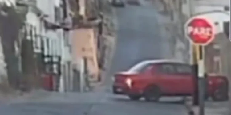 Conductor bajo la influencia del alcohol choca contra muro de viviendas en Coquimbo