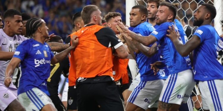 Experto en lectura de labios reveló los tensos diálogos de la brutal pelea entre Cruzeiro y Atlético Mineiro