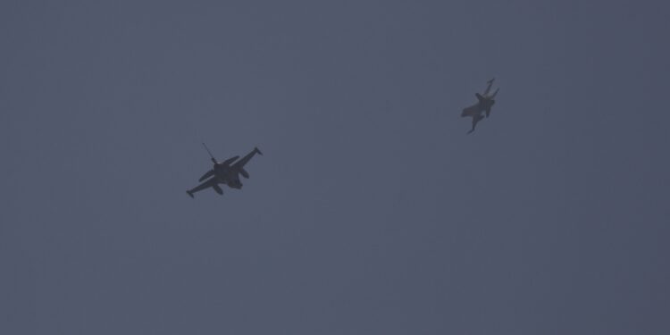 [Fotos] Cazas F-16 de la FACh concentraron miradas en Valparaíso