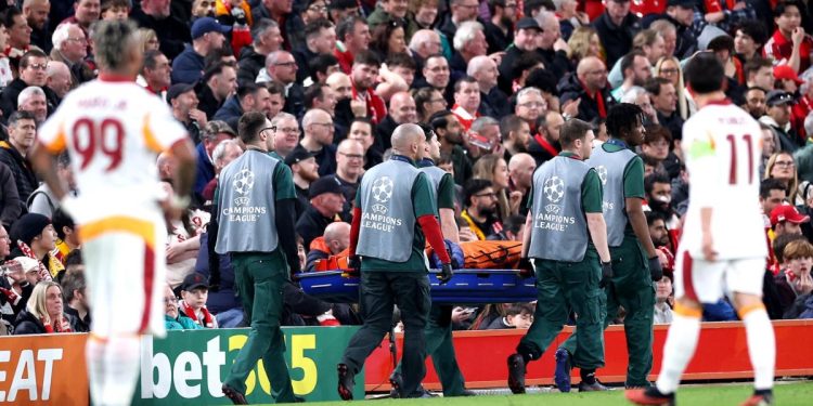 Imágenes sensibles: Jugador de Galatasaray sufrió grave lesión en su dedo en el partido contra Liverpool