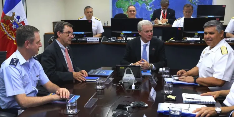 Kast Define Estrategia Antártica: Primer Encuentro Clave con la Armada