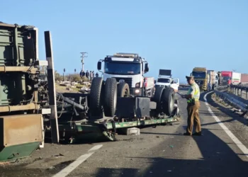 Los Vilos: Camión impacta barrera de contención y mantiene tránsito interrumpido en Ruta 5 Norte