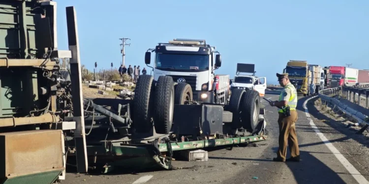Los Vilos: Camión impacta barrera de contención y mantiene tránsito interrumpido en Ruta 5 Norte